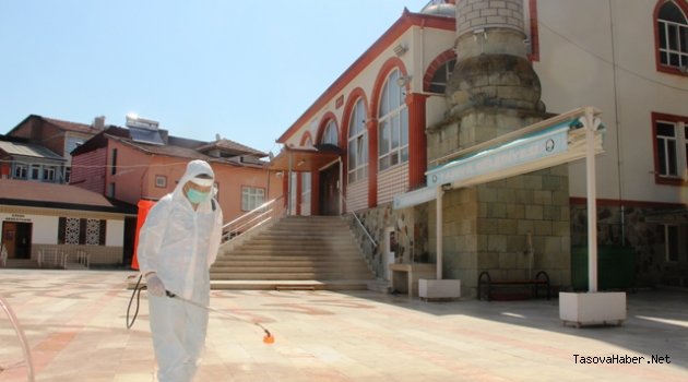 Taşova Belediyesi camileri Cuma Namazı için dezenfekte etti
